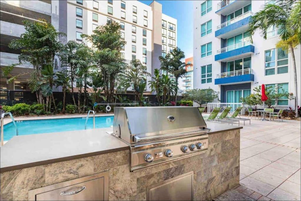 Luxury Apt 3 Mins To Dt Tampa -Pool-Gym-Balcony Exterior photo