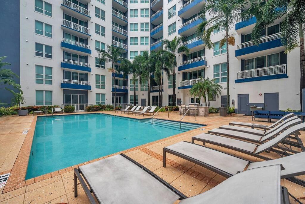 Luxury Apt 3 Mins To Dt Tampa -Pool-Gym-Balcony Exterior photo