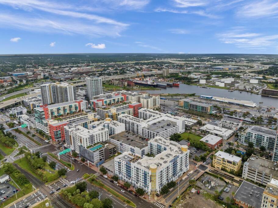 Luxury Apt 3 Mins To Dt Tampa -Pool-Gym-Balcony Exterior photo